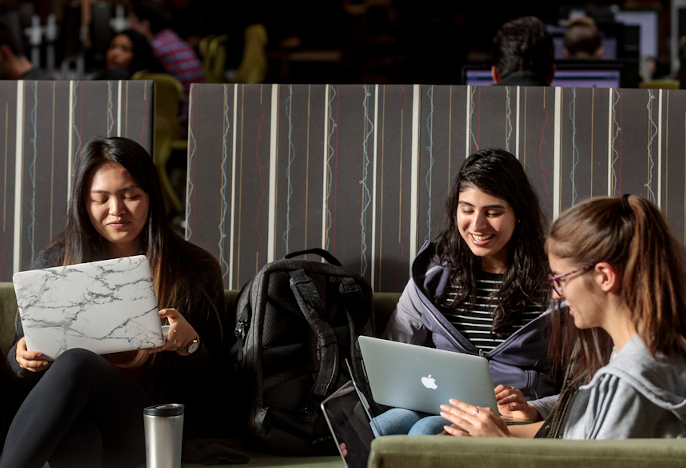 highlight-students-laptops-bench.jpg
